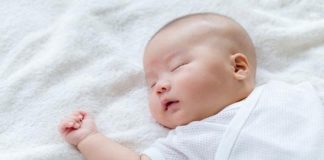 Mẹo vặt:Cách hay giúp trẻ sơ sinh hết rướn mình, vặn mình khi ngủ