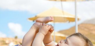 Thế nào là tắm nắng cho trẻ đúng cách?
