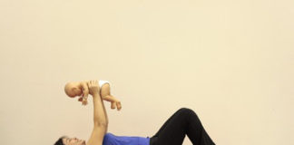 Động tác thể dục đơn giản cùng con giúp bạn giảm eo sau sinh