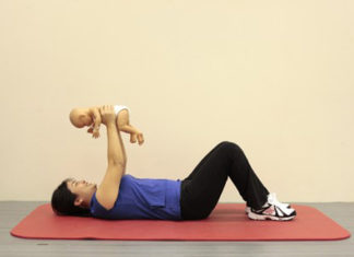 Động tác thể dục đơn giản cùng con giúp bạn giảm eo sau sinh