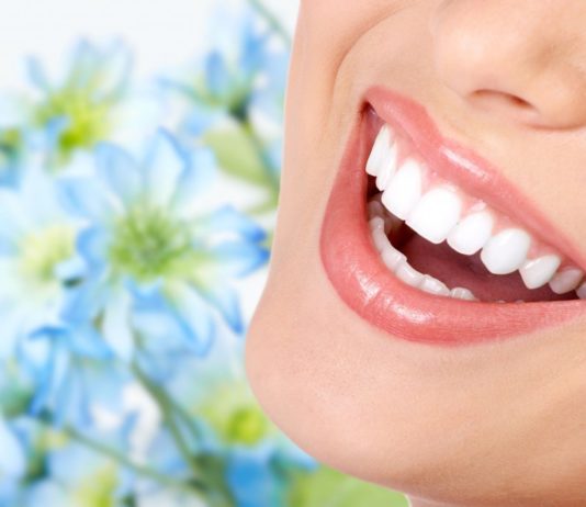 Chỉ cần 2 phút bạn sẽ đánh sạch mảng bám, ố vàng trên răng