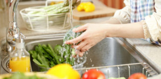 Bí quyết khử sạch thuốc trừ sâu trên rau củ hiệu quả bất ngờ