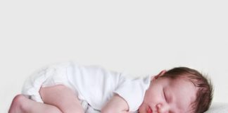 Chăm sóc trẻ những sai lầm cơ bản khiến trẻ phát triển sai tư thế