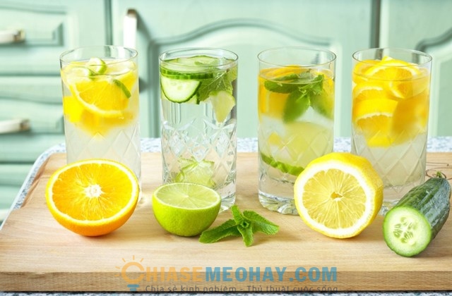 Giảm nhiệt miệng bằng cách uống nước cam, nước chanh