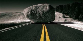 Câu chuyện về bài học cuộc sống: Tảng đá giữa đường đi