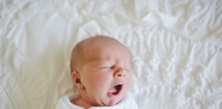 Những điều cha mẹ nên biết: Mẹo chăm sóc trẻ sơ sinh 2 tháng tuổi