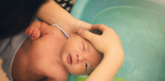 Cách tắm cho trẻ sơ sinh khi chưa rụng rốn một cách cụ thể và đơn giản nhất