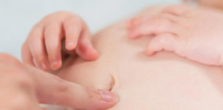 Hướng dẫn vệ sinh rốn cho trẻ sơ sinh một cách an toàn và đúng cách