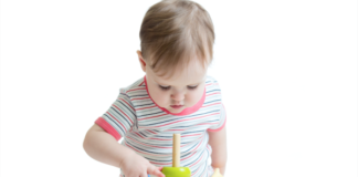 Tác hại khi trẻ ngồi kiểu chữ W và mẹo xử lý khi trẻ ngồi kiểu W