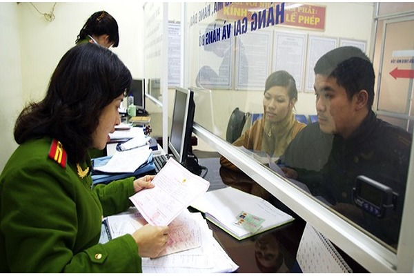 Cán bộ công an hướng dẫn công dân thủ tục đăng ký tạm trú