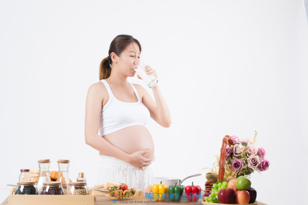 Uống đủ nước giúp mẹ có sức khỏe tốt, ngừa táo bón hiệu quả