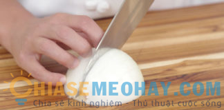 Mẹo cắt hành tây không cay mắt theo bếp chuyên nghiệp Mẹo cắt hành tây không cay mắt như đầu bếp chuyên nghiệp