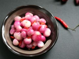 Mẹo làm hành muối chua ngon giòn đúng điệu