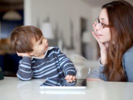 Tạo bầu không khí thân thiện, cởi mở khi chia sẻ những vấn đề giới tính cho trẻ