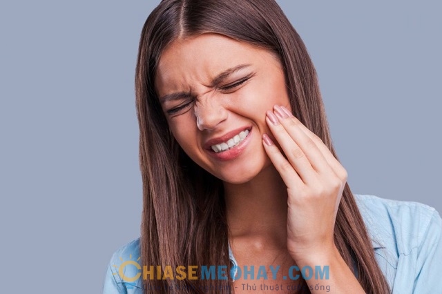 Đau nhức răng do các bệnh xuất phát từ cao răng.