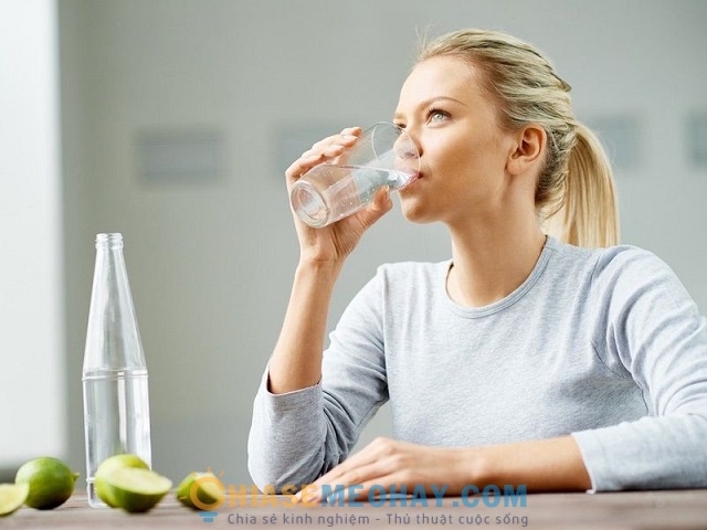 Nên uống nước vào buổi sáng và trước khi ăn