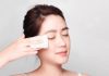 Hướng dẫn làm sạch da mặt đơn giản với 5 bước tại nhà Dùng nước tẩy trang để làm sạch da mặt