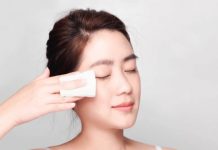 Hướng dẫn làm sạch da mặt đơn giản với 5 bước tại nhà Dùng nước tẩy trang để làm sạch da mặt