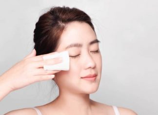 Hướng dẫn làm sạch da mặt đơn giản với 5 bước tại nhà Dùng nước tẩy trang để làm sạch da mặt