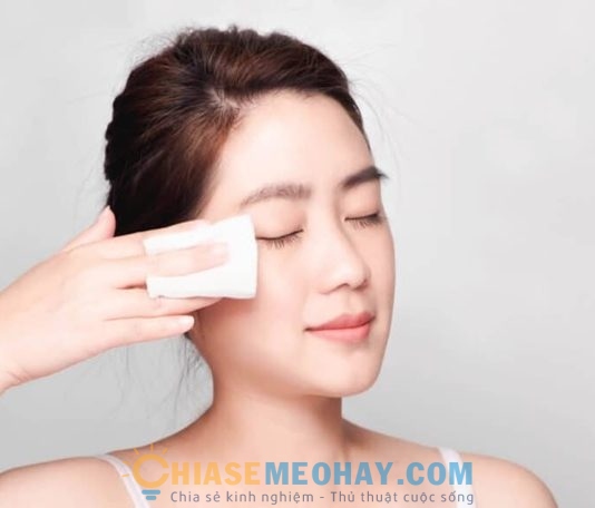 Hướng dẫn làm sạch da mặt đơn giản với 5 bước tại nhà Dùng nước tẩy trang để làm sạch da mặt